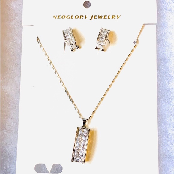 Gorgeous set of Necklace and Earrings with zircon - Picture 2 of 7